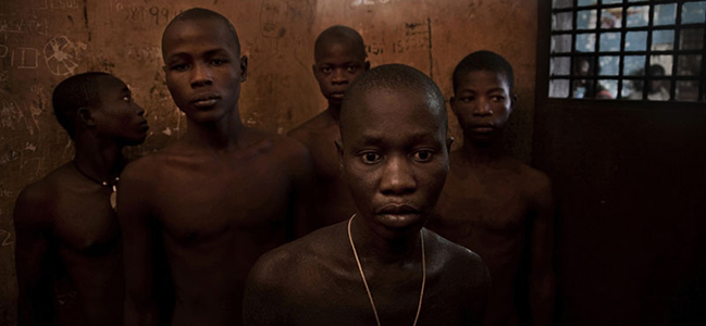 None of these children received legal assistance at his trial, nor received any family visits.Left:  Manyu Dalami, 16 years. They accused him of stealing  100.000 leones (25 Euros). Trial without  prosecution witnesses  or incriminating evidence. Sentenced to three years in 2008. His parents do not know that he  is in prison.Left center: Cago Ibrahim, 17. He was accused of lack of objects inside a car. sentenced to  two years in prison. Centre. Lebbise Steven, 17. Accused of stealing two sheep and sentenced to three years, Dead in prison spring 2010..Center-right. Mohamed Musa, orphan. He  was accused by his uncle, with whom he lived, for the robbery of 10 gallons of palm oil. Sentenced to two years in prison.Right: Aruna Mahi. Do not know age. He has two causes: first one sentenced to six years, on the other cause has not been trial. 
Izq.Manyu Dalami,16 años  , llego en oct 2008,Acusado de un robo e 100.000 leones ( 20 Euros), condenado  a 3 años e prision . Sin testigos, no compliments , no exhibits. Es de la ciudad de Bo . Sus  padres  no saben donde esta.
" Izq. Ibrahim Cago, 17 años, sentecia  de 2 años de prision. Acusado  sin testigos  de la falta  de objetos  de ul interior  de un coche. Entrevista grabada.
3por la Izq.
Steven S. Lebbie, 17 años , de Freetown. Ingresó el 29 oct.2009. Sentencia de 3 años  de prision. Acusado  de robar  2 ovejas.
Decha .
Mohamed  Musa viene de la prision de Kanema. Llego con 15 años  . Sentencia  de 2 años. Acusado  del robo de 10 galones de  aceite de palma. Fue  su tio  quien le llevo  a la comisaria, le  acuso  del robo, y fue  sentenciado  a 2 años de prision.
Centro
Aruma Mami. No sabe   ni la edad  ni cuando  nacio. Ha perdido  el  juicio  y no sabe explicar  porque esta  aquí. Otros  explican  que tiene 2 causas , por  una  recibio una sentencia  de 6 años.  Es de una ciudad del interior  , nunca  ha recibido  una  visita.